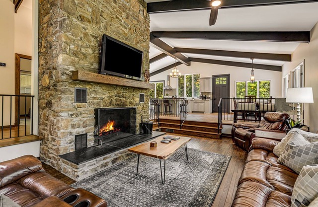 Secluded 4BR Lodge & Historic Cabin Near AVL w/2 Hot Tubs + Biltmore Pass
