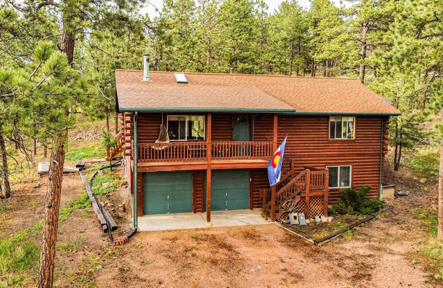 Secluded and Cozy Log Cabin /w Hot Tub + Fire Pit