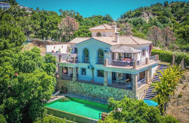 Lujosa villa contemporánea aislada con piscina infinita en una ubicación tranquila.