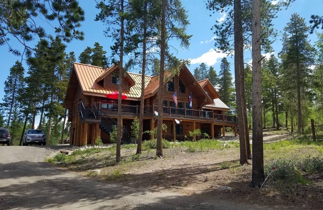 Hogar de registro personalizado aislado con bañera de hidromasaje - por Winter Park, Granby Ranch y Grand Lake