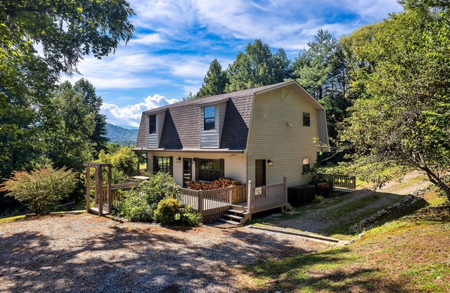 Secluded fully renovated large cabin, with gorgeous mountain views, 5BD, 4BA