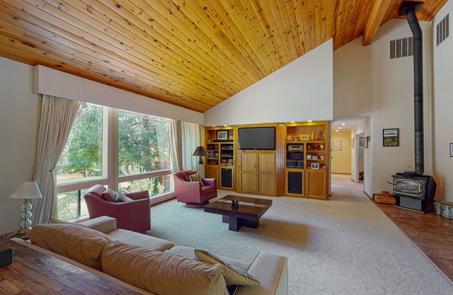 Secluded home near Yosemite & Bass Lake with private hot tub & mountain views