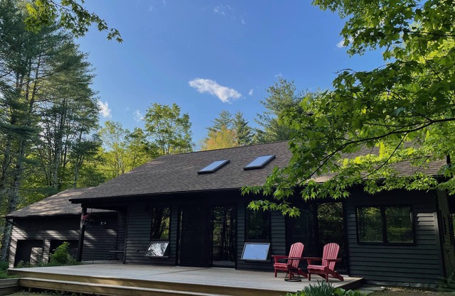 Casa contemporánea aislada con plano de la sala de estar abierta