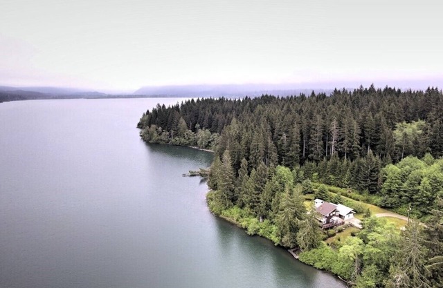 Retiro aislado frente al lago en 7 acres en el lago Quinault