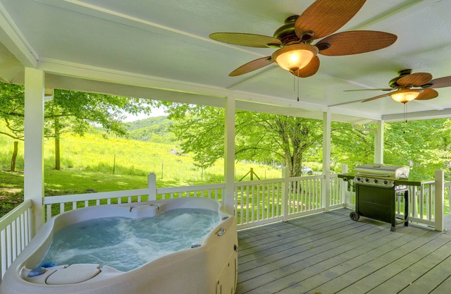 Aislada Marshall Cottage w / Hot Tub & Mtn Vistas!