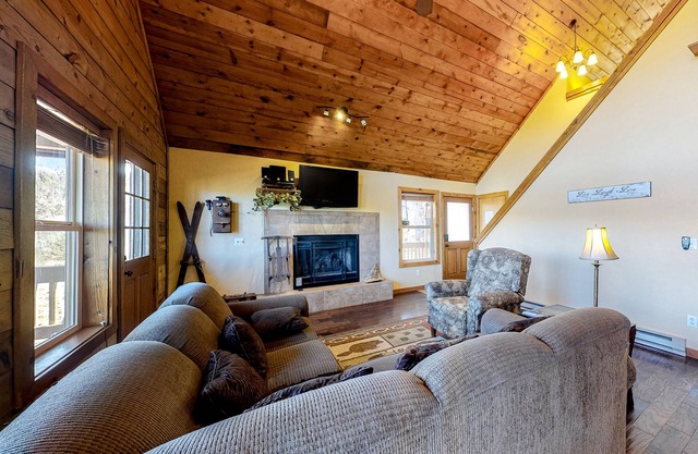 Secluded Mountain Escape W/ Private Hot Tub, Full Kitchen, free WiFi, & More