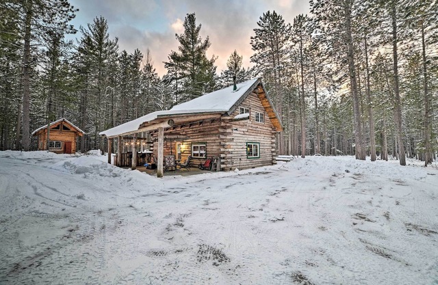 Secluded Vanderbilt Cabin, 9 Mi to Treetops!