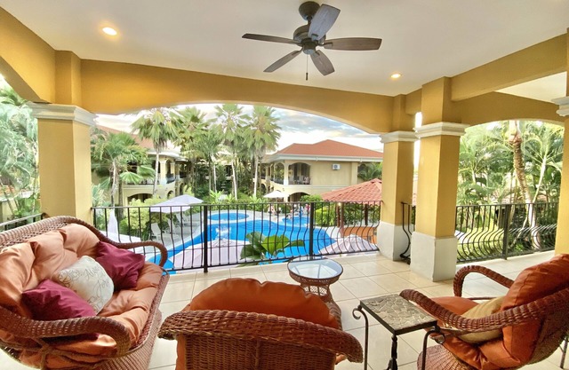 Segundo piso condominio de lujo frente a la piscina: desde $ 699Wk- $ 125 por noche