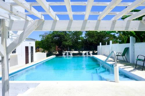 See Belize SUNRISE Sea View 2-bed Studio with Pool & Deck, 1st Floor