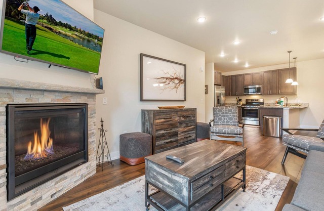 Modern Sail Lofts: Walk to the Lake, Marina and Dining, Enjoy the Scenic Mountain and Lake Views!