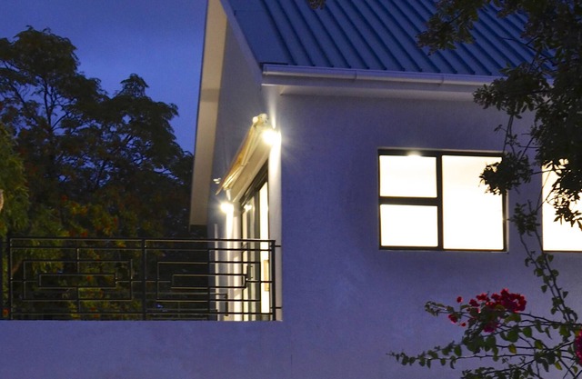 Alojamiento de lujo independiente de 3 dormitorios ubicado en Villa Honeysuckle con piscina