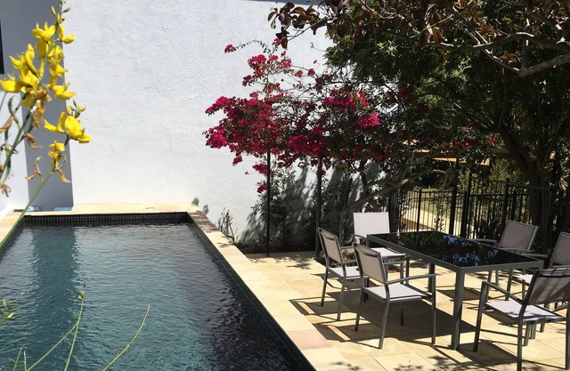 Alojamiento de lujo de 4 dormitorios con piscina en Villa Honeysuckl