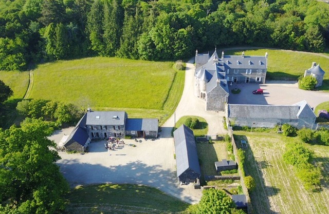 Casas adosadas para 6 a 14 personas. en un dominio privado, casa señorial, bosque, MORLAIX