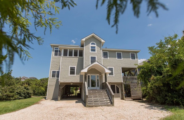 Semi Oceanfront-100 FT to ocean, 3 King Suites, Hot Tub - EV Charger - Duck