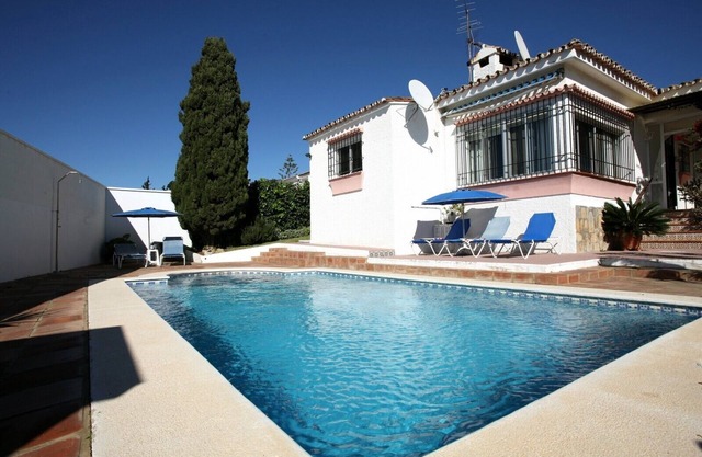 Villa familiar tranquila aislada de 3 dormitorios y baños con piscina y jardines