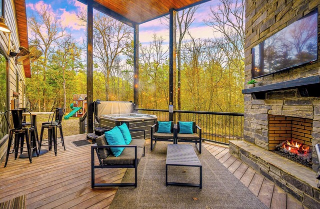 2 King Suites | Playset, Hot Tub & Games