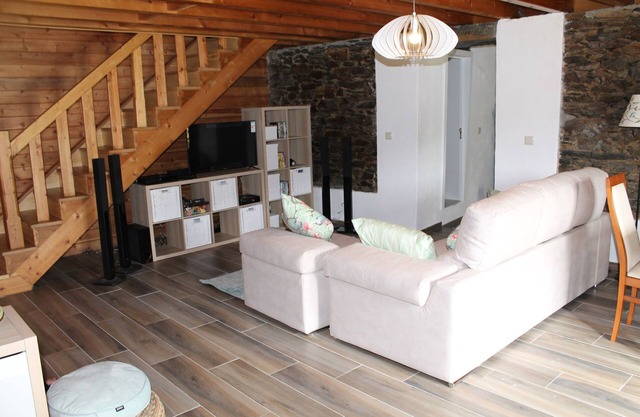 Casa rústica de 3 dormitorios y 2 baños con SPA privado y vistas a las montañas y al río.