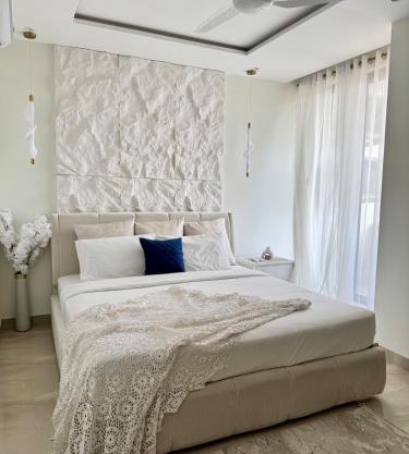 Serene 1BHK Central Gulberg Self check-in WiFi Pool