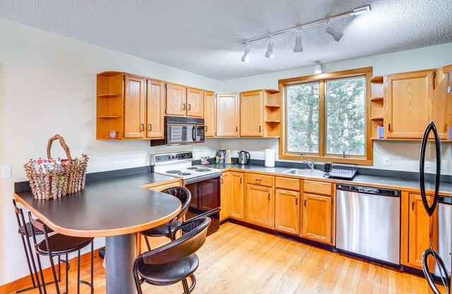 Serene Berkshires Oasis w/ Pool & Sculpture Garden