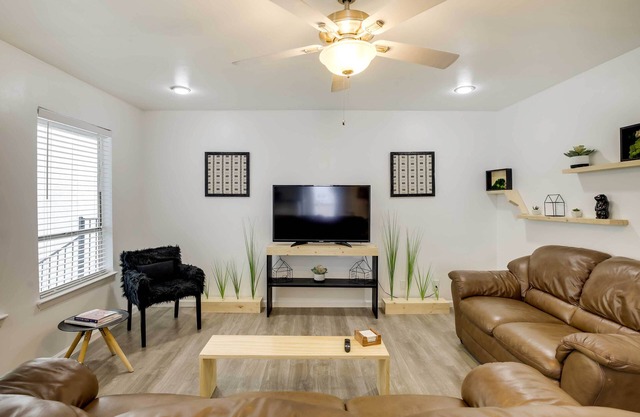 Serene Dallas Condo w/ Pool - Walkable Location!