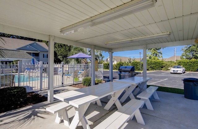 Serene ground-floor condo in great location with pool access - dog-friendly