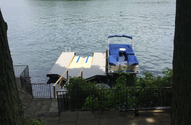 Sereno refugio en la isla con un muelle privado en el lago Candlewood