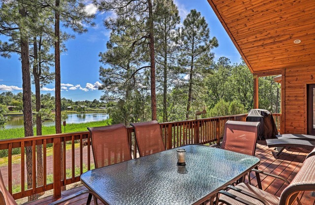 ¡NUEVO! Lakefront Cabin w / 3 cubiertas y vistas increíbles!