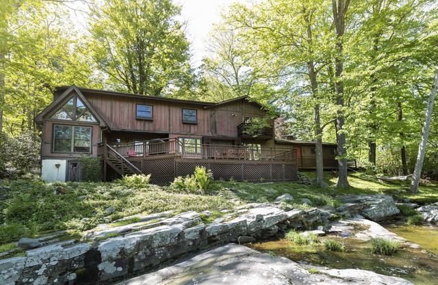 ¡Nuevo! 4BR Serene Mountain Cabin w / Creek Views!