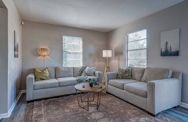 Serene Simplicity: Close to I-55 Graceland Airport