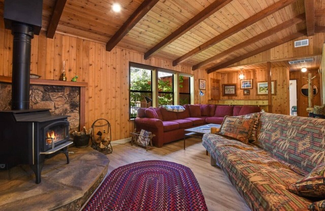 Serene Tahoe Donner Cabin mins to Lake, Ski, Golf