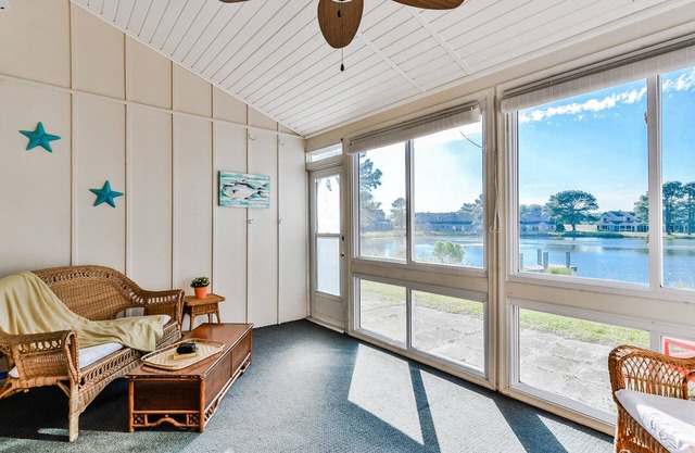 Serene Waterfront Home En Fenwick Island - Pasos para la piscina. Minutos a la playa.