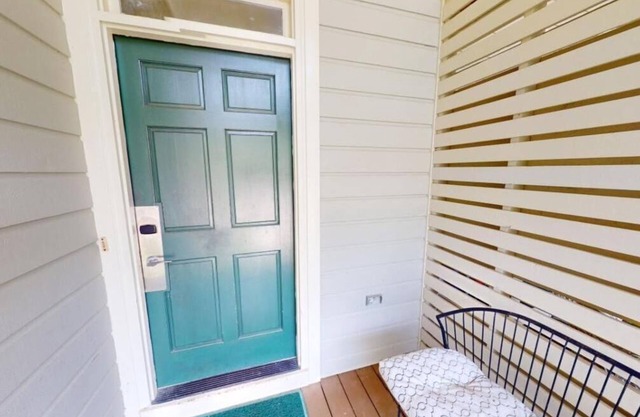 Serenity 2BR Lakeside Villa near Litchfield Resort
