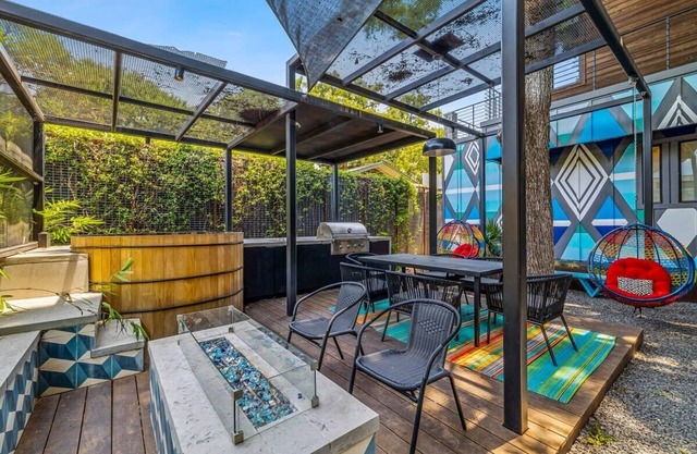 Serenity Spaces in S Lamar - Sauna|Hot tub|Firepit