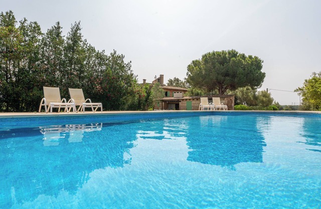 Ses Rotetes: Casa Rural cerca de la playa, con piscina y pista de tenis
