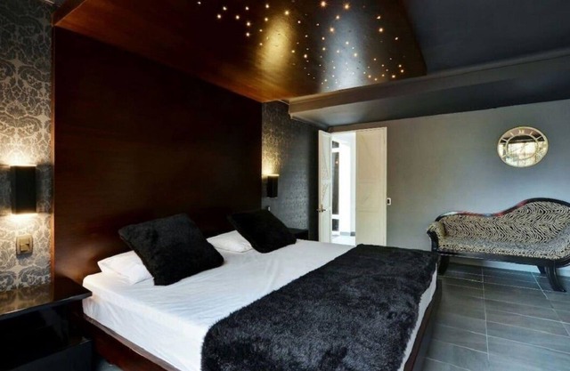 SEVEN BEDROOM LUXURIOUS MODERN PRIVATE VILLA( Bachelor Friendly)