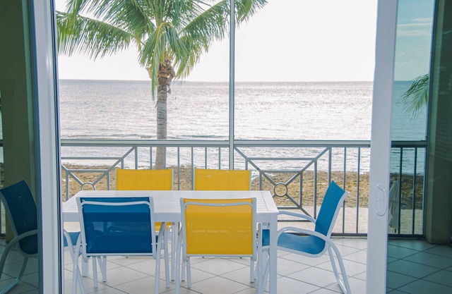 Seven Mile Beach Oceanfront 3 Bedroom Condo con piscina / jacuzzi
