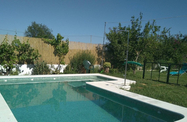 Sevilla, jardín y piscina privados, casa acogedora a 20 minutos del centro