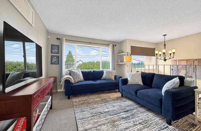 Shabby Chic 3BR Lake Retreat – Walk to Park, Shops, & More