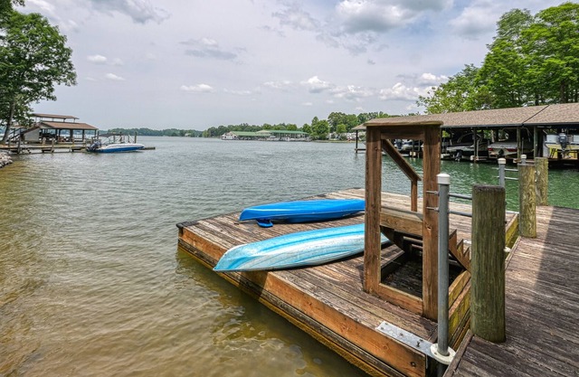 Shangri-La - Lake home with private dock, 2 kitchens, fireplace, kayaks & W/D