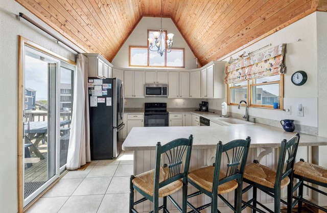 Shannon: Semi-Oceanfront, Shared Pool