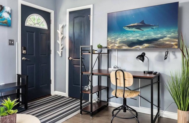 Shark House · Shark House✦King Bed✦30+day✦11 min to city✦