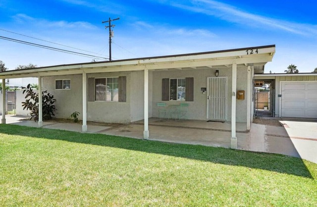 Quaint City Haven: 2-Bedroom Retreat with Free Laundry Access, Private Parking Bliss, and Blazing Internet.