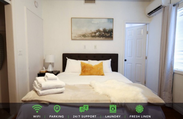 Adorable Studio Rear House w/ Parking - a Good Choice for Solo or Couple Travelers