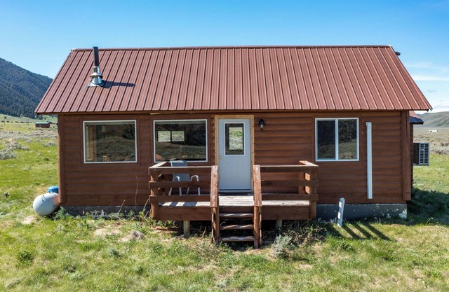 Sheep Creek Cabin B is a cozy retreat offering stunning views: PRIME LOCATION