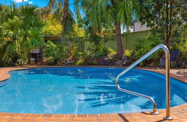 Shelly Cove Apartment 12 - aircon, pool, beach across road