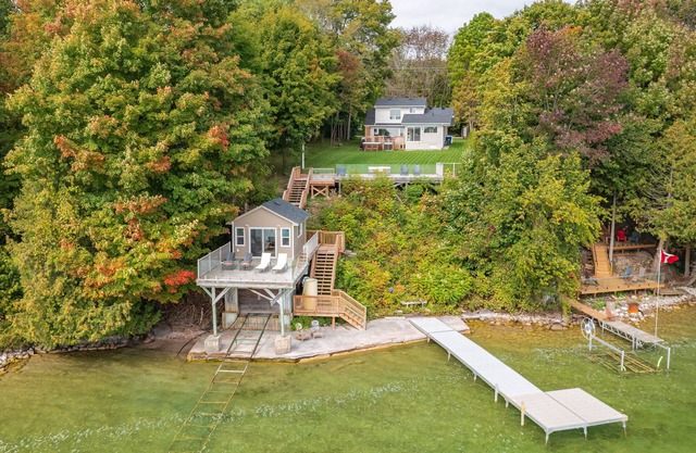 Shoreline city escape property steps from Lake Simcoe- w. boathouse and hot tub!