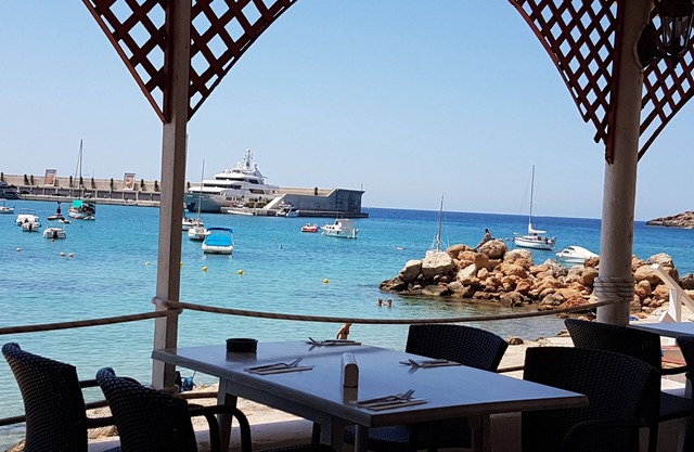 Apartamento de lujo frente a la playa, a pasos de las aguas turquesas del Mediterráneo.