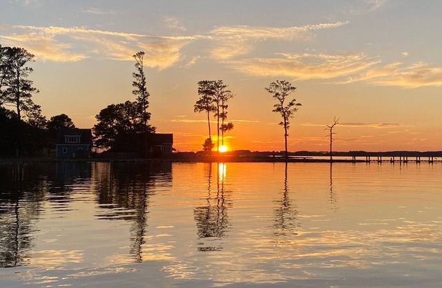 Short drive to Downtown Cambridge | Indoor Pool | Private Dock | Kayaks | Pet Fr