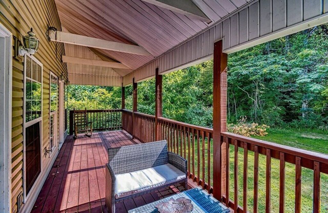 Charming 2BR Chalet on Mill Creek, short walk to Parkway