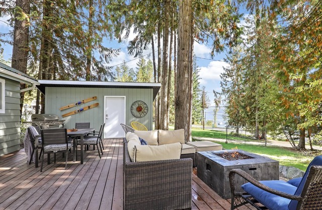 Shuswap Lake, 2 cama, 1. 5 BA, muelle privado, para 4 personas, $ 500 - $ 995 / wk